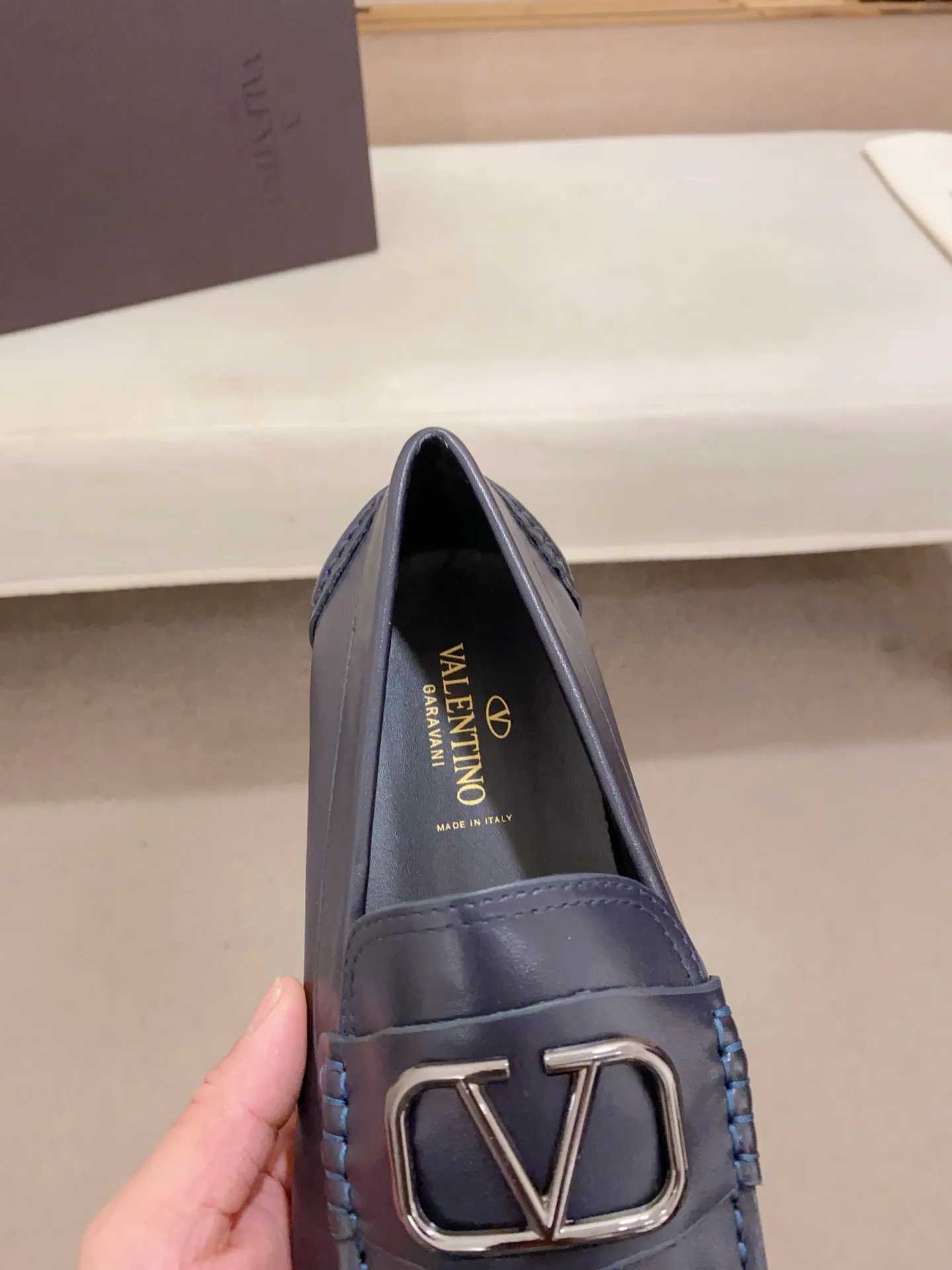 Men's shoes💰: 680💰VALENTINO, made of imported cowhide with imported water-dyed cowhide lining, iconic hardware and iconic wear-resistant outsole. 38-44. 45 VALENTINO packaging can be customized to enjoy the brand’s iconic product packaging